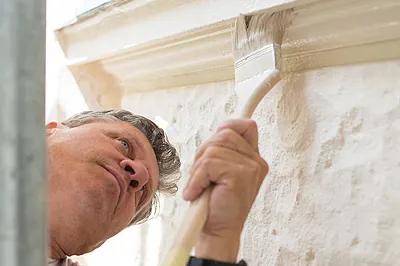 Frisch gestrichene Innenwand, Malerarbeiten von Öller in Passau