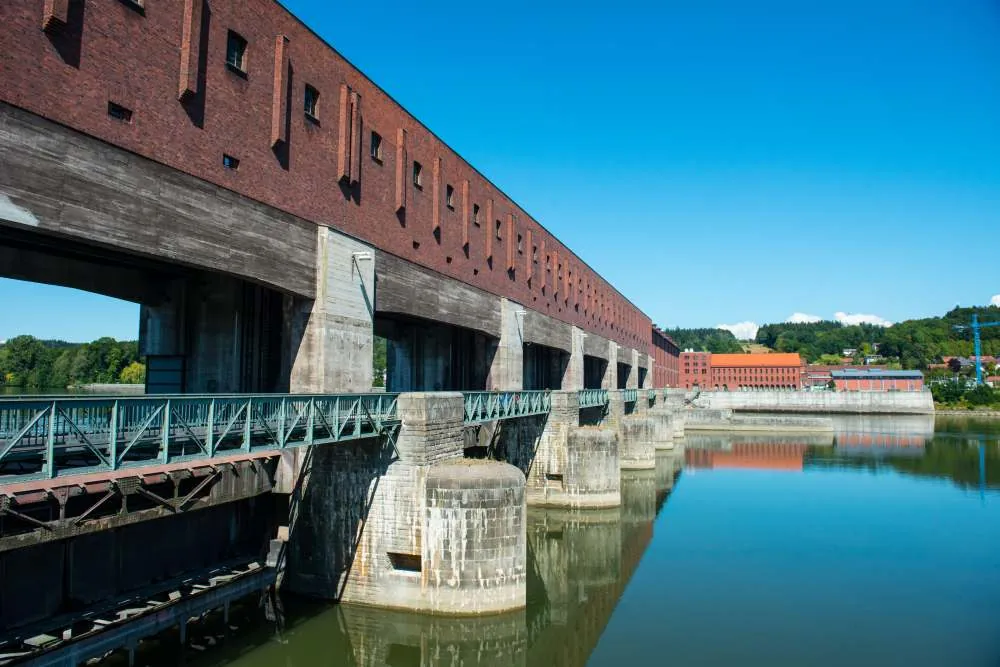 Kachlet in Passau: Gerüst für Fassaden- und Betonsanierung von Öller