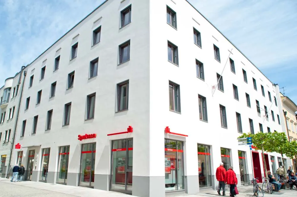 Neu gestrichene Fassade der Sparkasse Passau