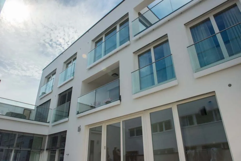 Weiße Fassade der Wohnanlage Theresienhof in Passau